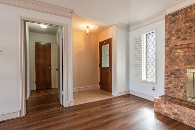 entryway featuring wood finished floors and baseboards