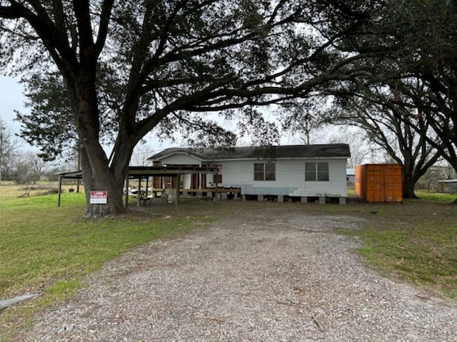 view of front of home featuring gravel driveway