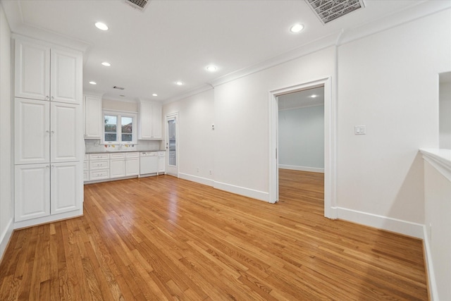 unfurnished living room featuring visible vents, baseboards, light wood-style flooring, ornamental molding, and recessed lighting