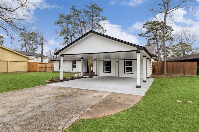 view of front of property with fence, a front lawn, and brick siding