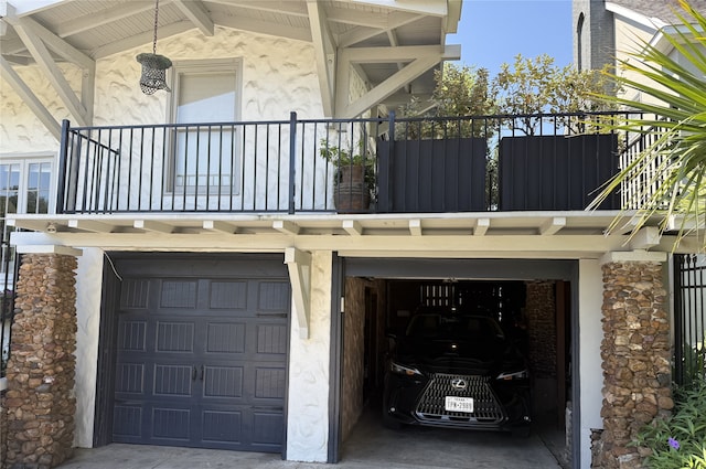 3702 Audubon Pl, Houston, TX 77006 - view of side of property featuring stucco siding, a garage, and a balcony