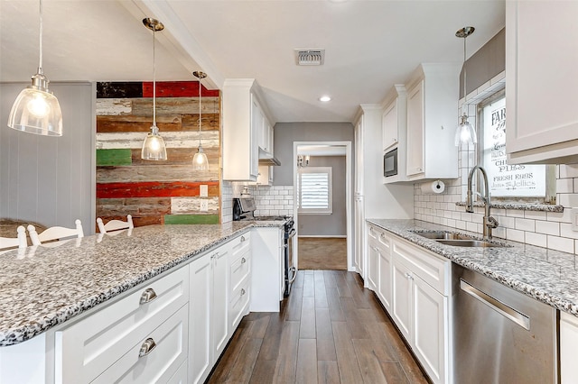 kitchen featuring visible vents, appliances with stainless steel finishes, a peninsula, under cabinet range hood, and a sink