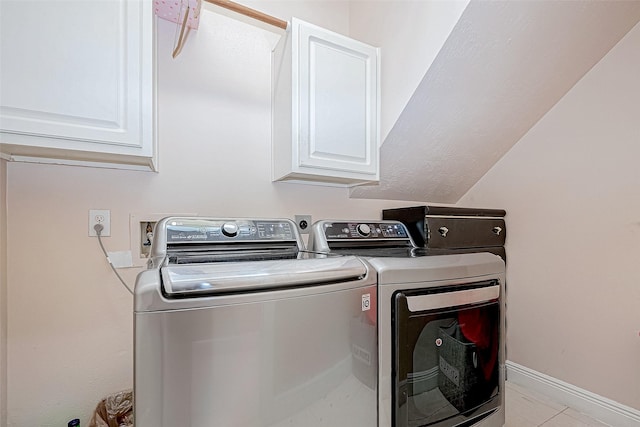 laundry room featuring cabinet space, baseboards, and independent washer and dryer