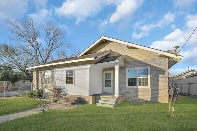 view of front facade with a front lawn and fence