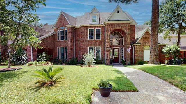 view of front of property featuring brick siding and a front lawn