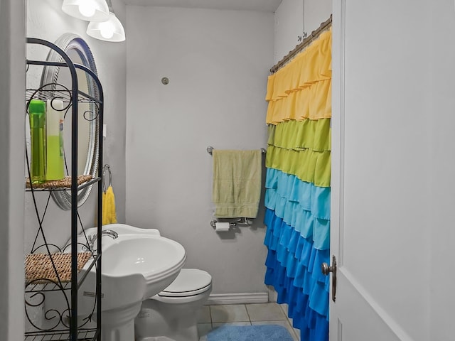 full bath featuring toilet, a shower with curtain, tile patterned flooring, and baseboards