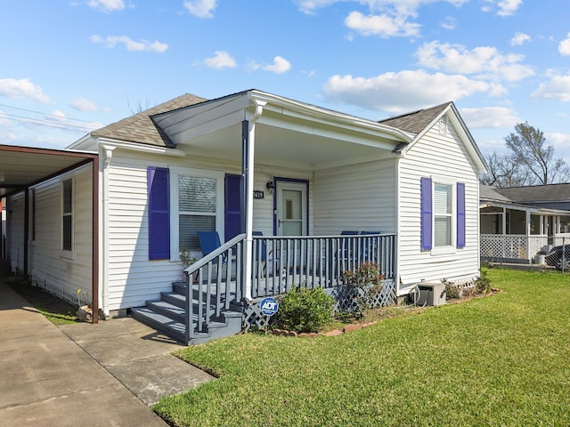 view of front of home featuring roof with shingles, a porch, an attached carport, driveway, and a front lawn