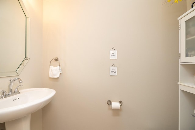 bathroom featuring a sink