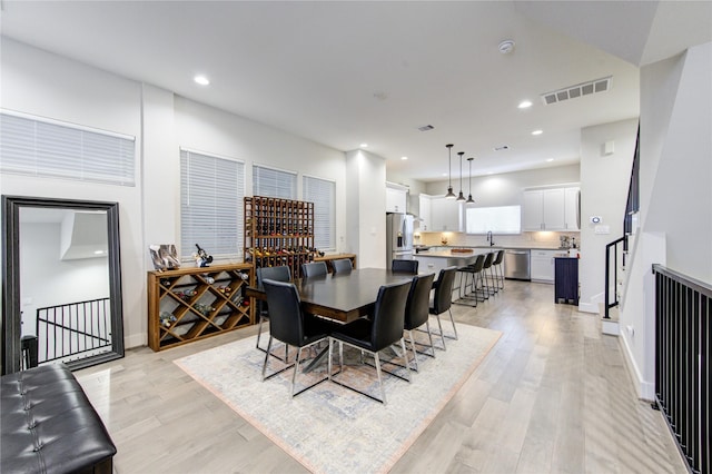 dining space featuring recessed lighting, visible vents, light wood-style flooring, and baseboards