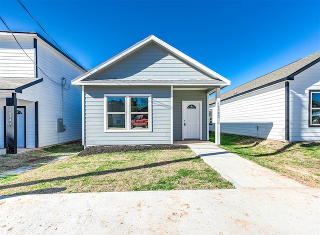 view of front of house with a front lawn