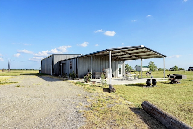 view of pole building featuring a yard