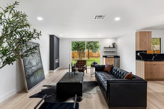 living area featuring recessed lighting, visible vents, light wood finished floors, and baseboards