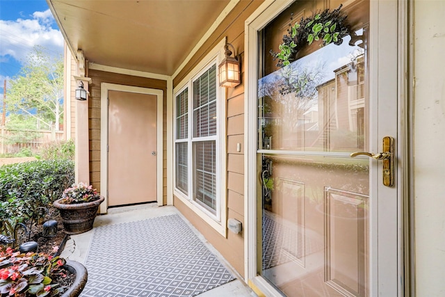 property entrance featuring a porch