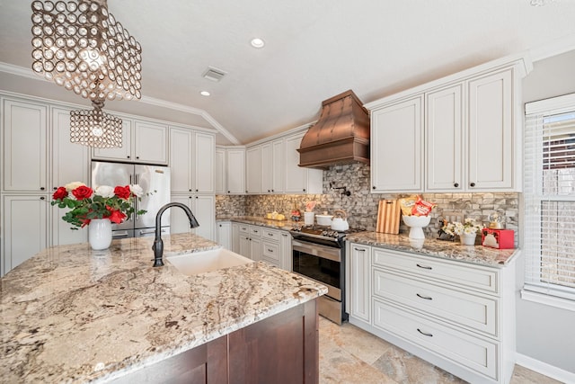 kitchen featuring visible vents, a sink, decorative backsplash, stainless steel appliances, and custom range hood