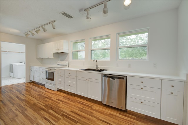 kitchen featuring white electric stove, a sink, visible vents, light wood-style floors, and dishwasher