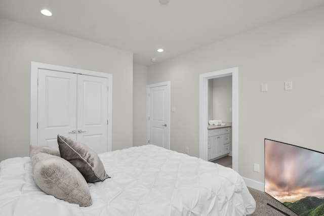 carpeted bedroom featuring recessed lighting, a closet, ensuite bath, and baseboards