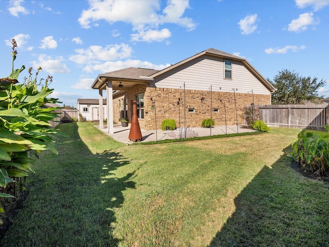 view of yard featuring a patio area, a fenced backyard, and a ceiling fan