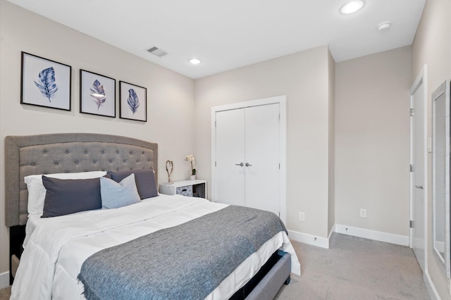 bedroom featuring visible vents, baseboards, recessed lighting, a closet, and light colored carpet