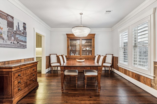 dining room featuring crown molding, visible vents, a chandelier, and dark wood-style flooring