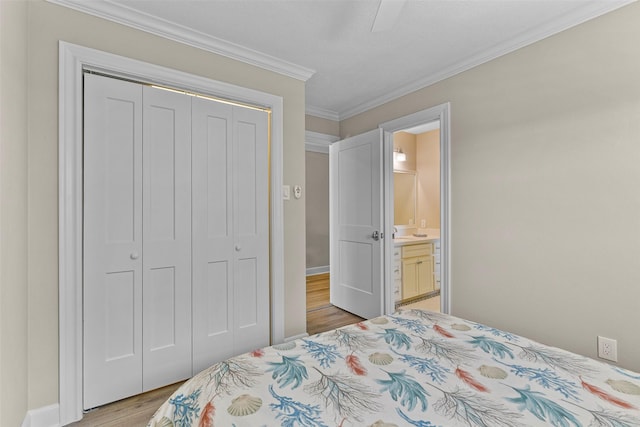 bedroom with a closet, light wood-type flooring, a ceiling fan, and crown molding