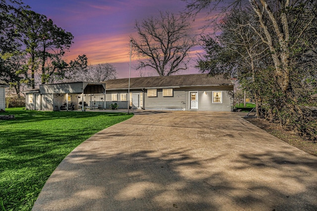 single story home featuring a front yard and driveway