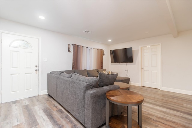 living room with light wood-type flooring, baseboards, visible vents, and recessed lighting