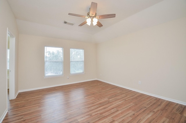 unfurnished room featuring light wood finished floors, baseboards, visible vents, and ceiling fan