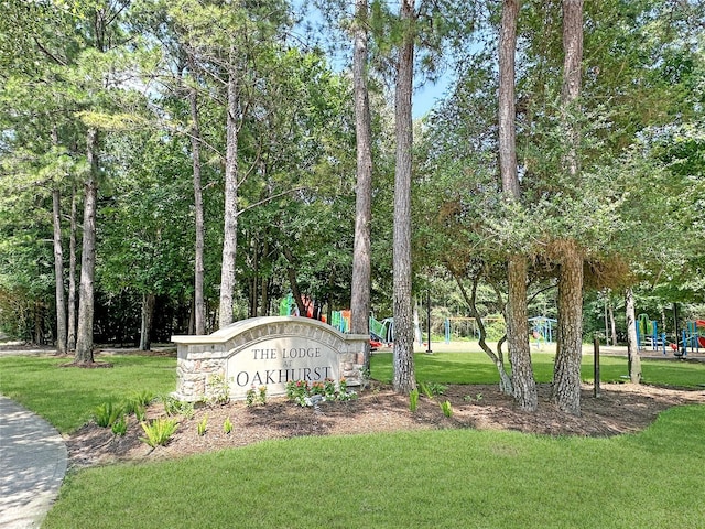 community sign featuring a yard