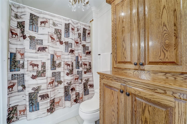 bathroom with toilet, curtained shower, a chandelier, and crown molding