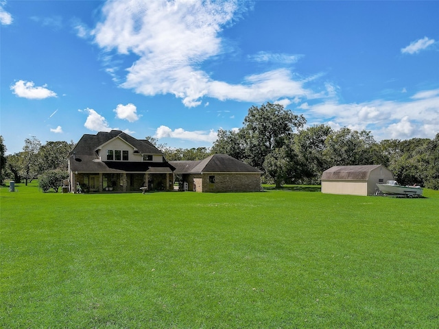 view of yard featuring an outdoor structure