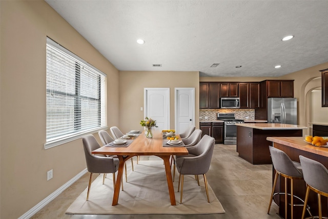 dining area featuring recessed lighting, visible vents, and baseboards