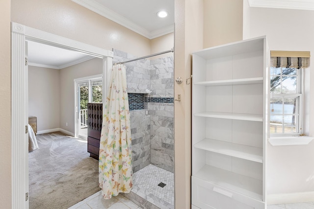 bathroom with tiled shower, crown molding, and baseboards