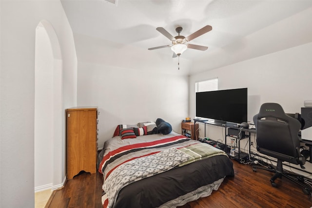 bedroom featuring wood finished floors and a ceiling fan