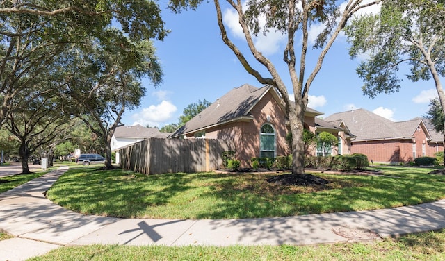 view of front of property featuring a front yard and fence