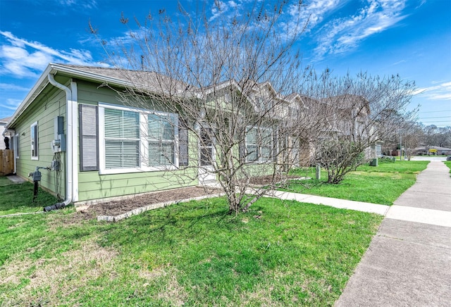 view of front facade featuring a front lawn