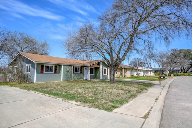 view of front facade featuring a front lawn and stucco siding