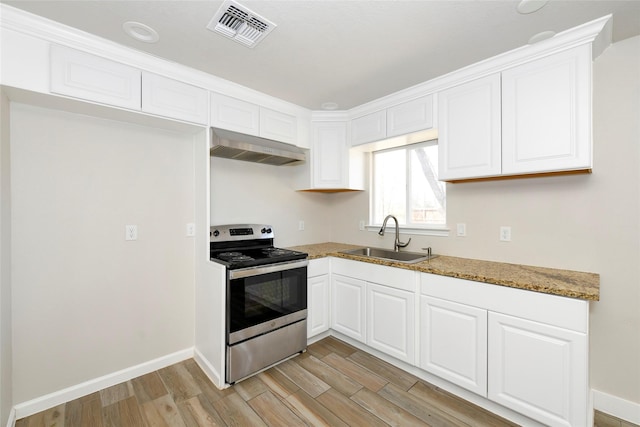 kitchen with visible vents, a sink, stainless steel range with electric stovetop, light wood-type flooring, and under cabinet range hood