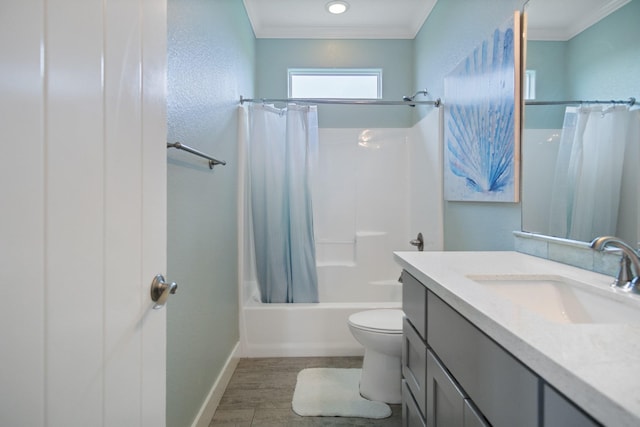 full bathroom with shower / tub combo with curtain, toilet, ornamental molding, vanity, and baseboards