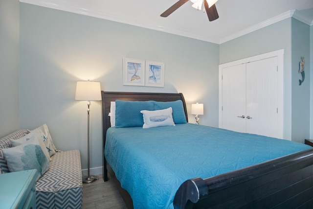 bedroom with baseboards, a ceiling fan, ornamental molding, wood finished floors, and a closet