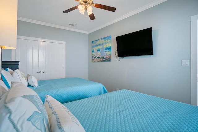 bedroom featuring a closet, visible vents, crown molding, and ceiling fan