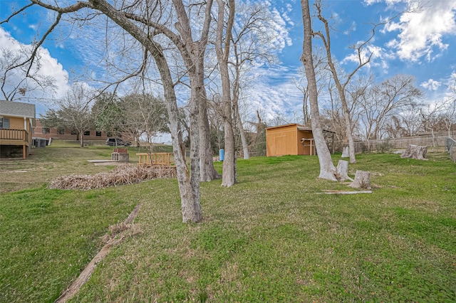 view of yard featuring an outbuilding
