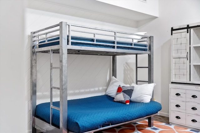 bedroom featuring a barn door