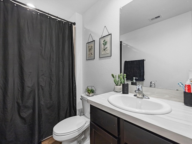 full bathroom featuring toilet, curtained shower, visible vents, and vanity