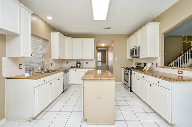 kitchen with visible vents, stainless steel appliances, a sink, and light tile patterned flooring