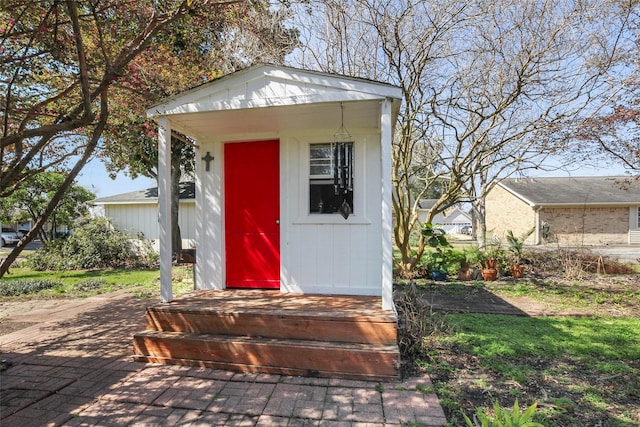 view of outdoor structure featuring an outbuilding