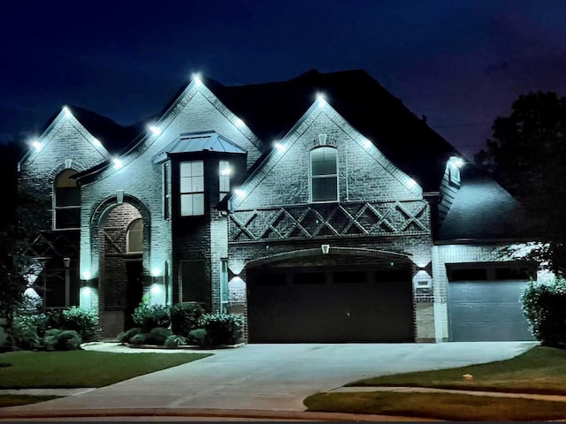 view of front of house featuring a garage and driveway