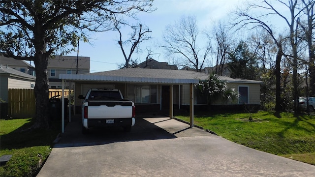 view of front of property featuring driveway, a front yard, and fence