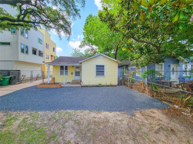 view of front of property featuring entry steps and fence