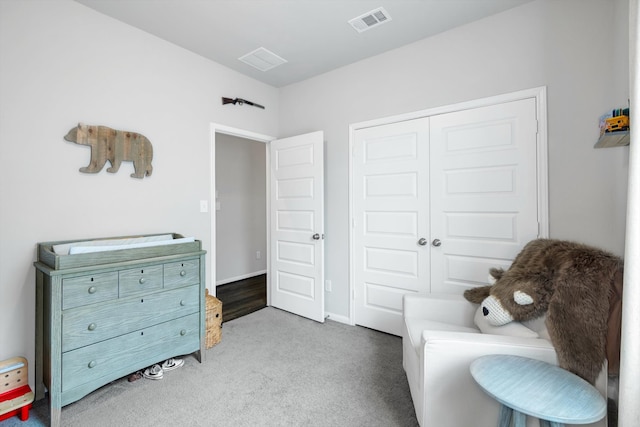 living area featuring carpet floors, visible vents, and baseboards