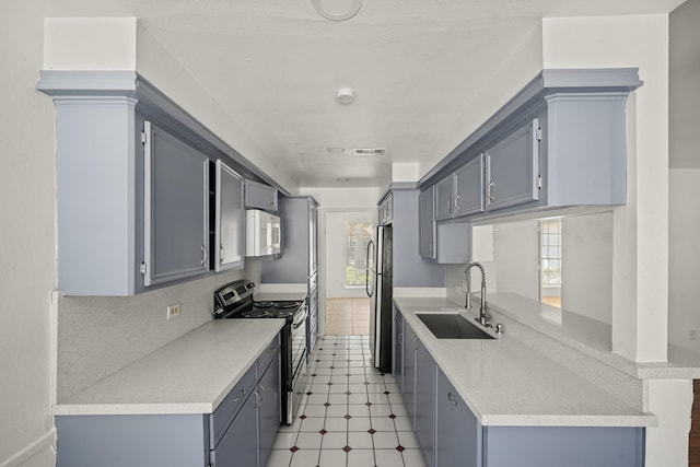 kitchen featuring stainless steel appliances, visible vents, a sink, and gray cabinetry